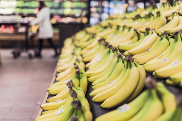 rangées de bananes dans un magasin