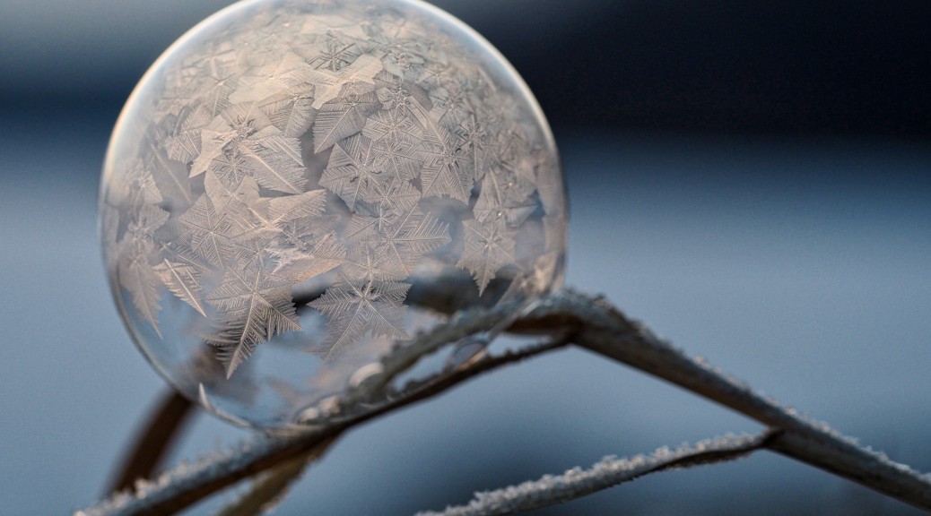 Photo d'une bulle de savon en hiver